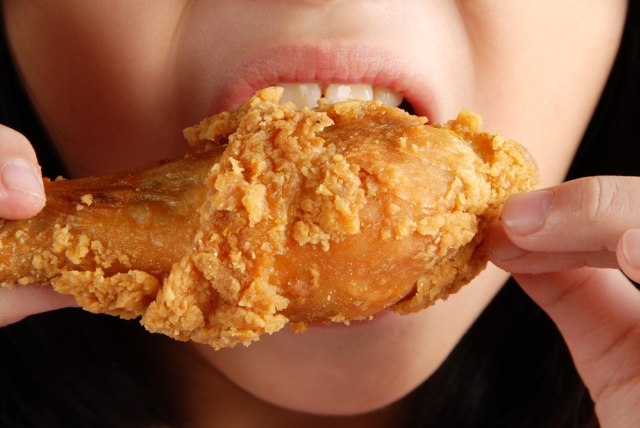 Ilustrasi Makan Ayam Goreng Foto: Shutterstock/54613