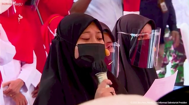 Ulfa Ilma, santriwati Dayah Darul Istiqamatuddin Darul Mu’arrifah, Kabupaten Aceh Besar, saat membacakan puisi di depan Presiden Jokowi, Kamis (16/9). Foto: Youtube/Setpres 