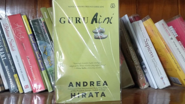 Cover buku Guru Aini, karangan Andrea Hirata. (foto: Moh Roqib)