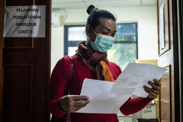 Seorang transpuan memeriksa kelengkapan data usai melakukan perekaman biometrik dan sidik jari untuk pembuatan KTP Elektronik di Suku Dinas Kependudukan Dan Catatan Sipil Jakarta Selatan, Jakarta, Kamis (16/9/2021). Foto: Aprillio Akbar/ANTARA FOTO