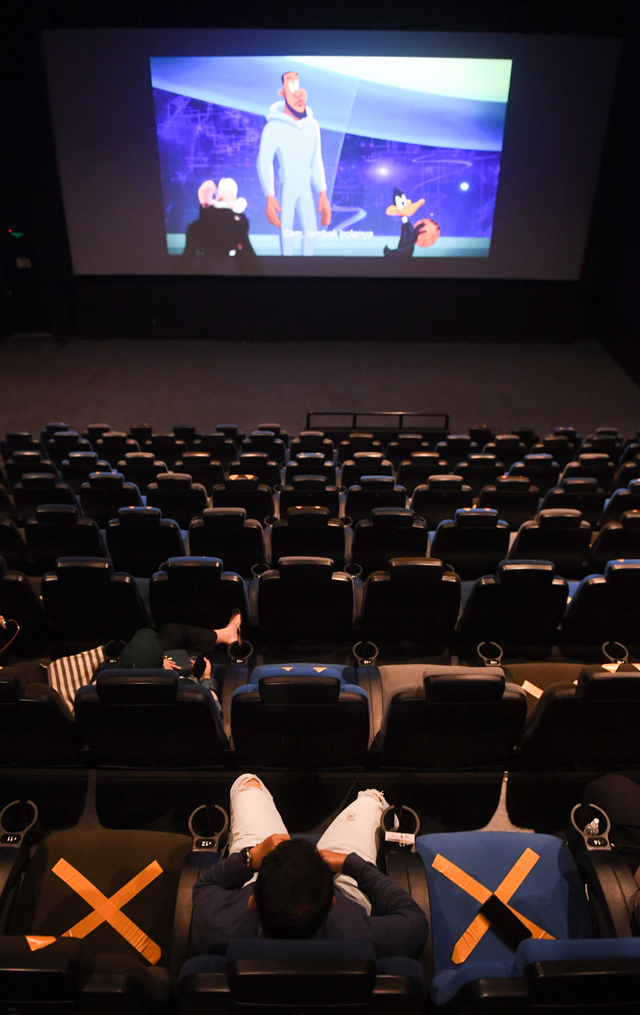 Pengunjung menyaksikan film di CGV, Grand Indonesia, Jakarta, Kamis (16/9/2021). Foto: Akbar Nugroho Gumay/ANTARA FOTO