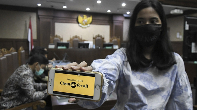Aktivis yang tergabung dalam Koalisi Ibu Kota melakukan aksi sebelum sidang pembacaan putusan gugatan terkait polusi udara di Pengadilan Negeri Jakarta Pusat, Kamis (16/9/2021). Foto: Fakhri Hermansyah/ANTARA FOTO