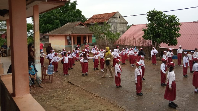 Ilustrasi para guru di Lingga bersama para murid. Foto: Istimewa.