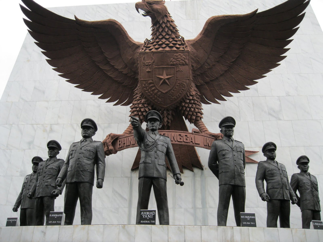 Potret Monumen Pahlawan Revolusi untuk mengenang tujuh perwira yang gugur pada peristiwa G30S PKI. Sumber: Kumparan