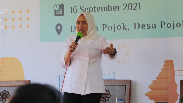 Bupati Bojonegoro Anna Mu'awanah, saat beri sambutan dalam acara Sambang Desa di Dusun Pojok, Desa Pojok, Kecamatan Purwosari, Kabupaten Bojonegoro. Kamis (16/09/2021). (istimewa)