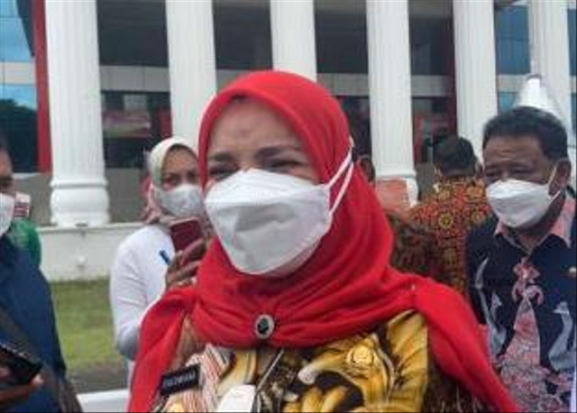 Wali Kota Bandar Lampung Eva Dwiana saat diwawancarai awak media, Kamis (16/9) | Foto : Sidik Aryono/ Lampung Geh