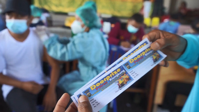 Kupon doorprize yang diserahkan saat mengikuti vaksinasi di Klungkung, Bali - IST