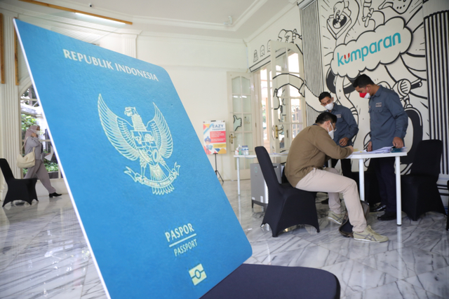Pemohon pembuatan paspor mengisi data diri. Foto: kumparan/Aditia Noviansyah