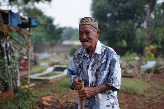 Seyum Madi, petugas makam lansia yang mendapatkan apresiasi dari Dompet Dhuafa-Hemaviton Stamina Plus. (Senin, 6/09) Dok. Dompet Dhuafa