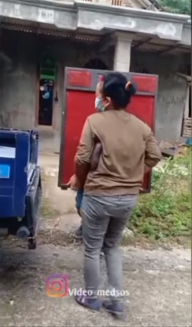 Viral momen tante-tante di Jawa Tengah sita kembali barang pemberiannya usai putus dari seorang lelaki berondong. (Foto: Instagram/@video_medsos) 