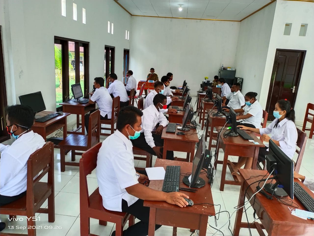 Para peserta ujian penerimaan PPPK tengah mengerjakan soal secara online.