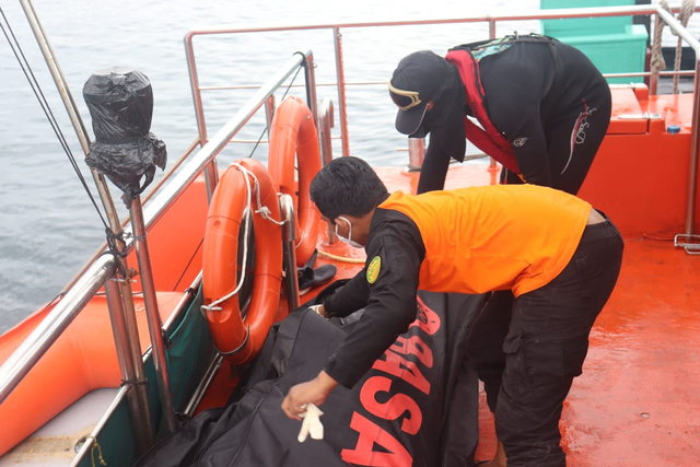 Jenazah ABK KM Aspak 15 dimasukkan kedalam kantong mayat oleh Tim Rescue Basarnas Sorong