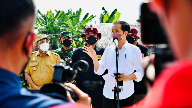 Presiden Joko Widodo memberikan keterangan pers saat meninjau vaksinasi door to door di Deli Serdang, Sumatera Utara, Kamis (16/9). Foto: Laily Rachev/Biro Pers Sekretariat Presiden
