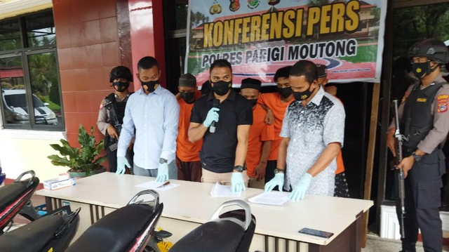 Polres Parigi Moutong gelar konferensi pers terkait penangkapan pelaku pencurian motor di Kabupaten Parigi Moutong, Sulawesi Tengah, Jumat (16/9). Foto: Istimewa 