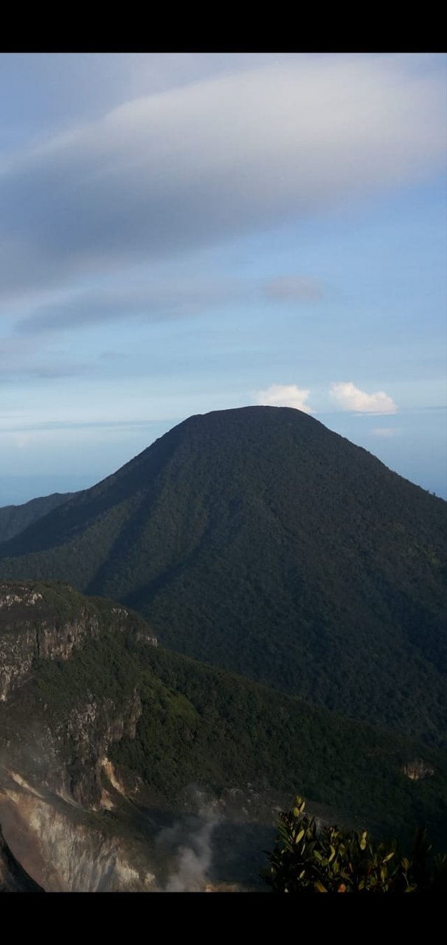 Puncak Gunung Gede, Pangrango, Jawa Barat. Sumber foto: Instagram.com/papawziaaaa/