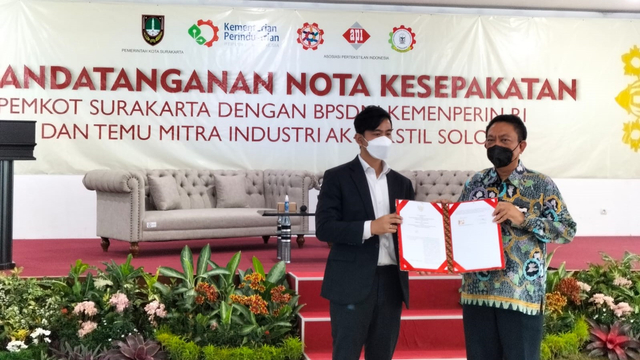 Wali Kota Solo Gibran Rakabuming bersama Kepala BPSDMI Kementerian Perindustrian, Arus Gunawan