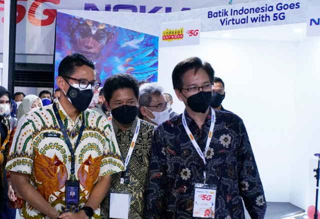 (dari kiri) Menparekraf Sandiaga Salahuddin Uno, Wakil Rektor IV ITS Bambang Pramujati, dan Rektor ITS Mochamad Ashari meninjau langsung ruang pameran teknologi yang memanfaatkan jaringan 5G. Foto: Dok.ITS