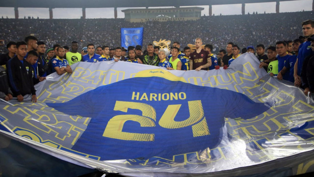 Mengenang Hariono melepas jersey nomor 24 pasukan Maung Bandung (Foto: Bobotoh.id)