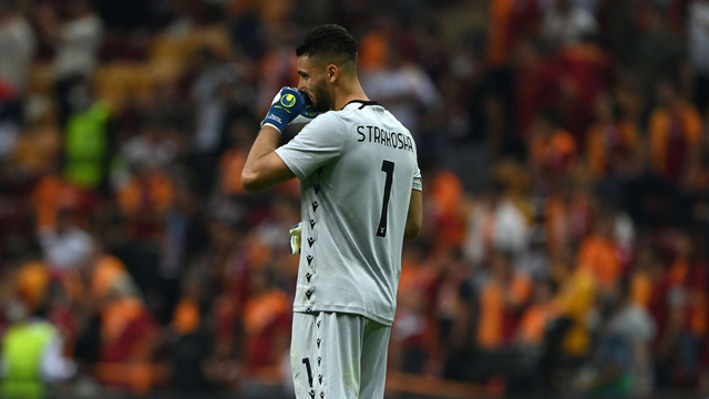Ekspresi kiper Lazio Thomas Strakosha usai mencetak gol bunuh diri saat melawan Galatasaray di Ali Sami Yen, Istanbul. Foto: Ozan Kose/AFP 