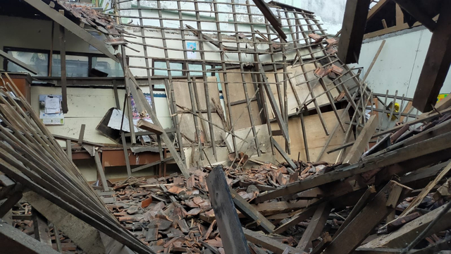 Bangunan kelas Sekolah Negeri Otista di Kecamatan Bogor Timur, tepatnya Kebun Raya Bogor dan Istana Kepresidenan Bogor ambruk. Foto: Dok. Istimewa