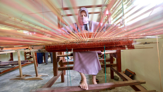 Seorang penenun tradisional Aceh di Gampong Siem, Aceh Besar. Foto: Suparta/acehkini