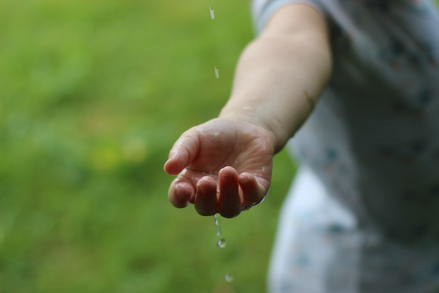 Air termasuk contoh sumber daya alam biotik. Foto: Pixabay