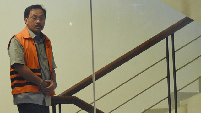 Mantan Gubernur Kepulauan Riau (Kepri) Nurdin Basirun meninggalkan gedung KPK seusai menjalani pemeriksaan perdana di Jakarta, Selasa (16/7). Foto: ANTARA FOTO/Indrianto Eko Suwarso