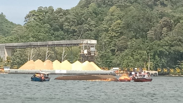 Kapal Pengayoman IV milik Kemenkumham terbalik di Perairan Nusakambangan (Segara Anakan), Kabupaten Cilacap, Jumat (17/9/2021). Foto:  ANTARA/HO-BPBD Cilacap