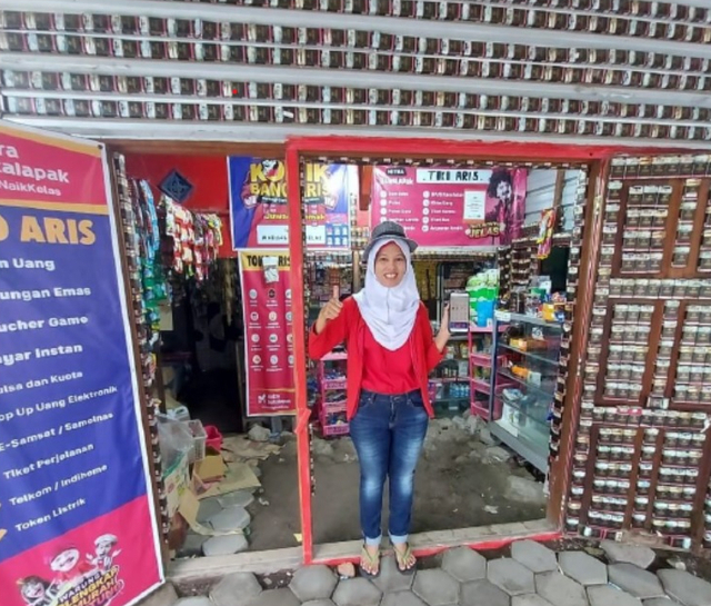 Tia, pemilik toko kelontong di Demak, Jawa Tengah, yang sukses berkat Mitra Bukalapak. Foto: Dok. Siti Aisyah
