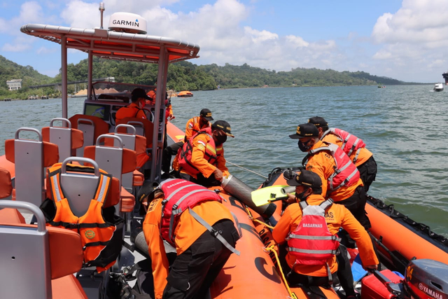 Tim SAR melakukan penyelaman mencari dua penumpang KMP Pengayoman yang tenggelam. Foto: Dok. Istimewa