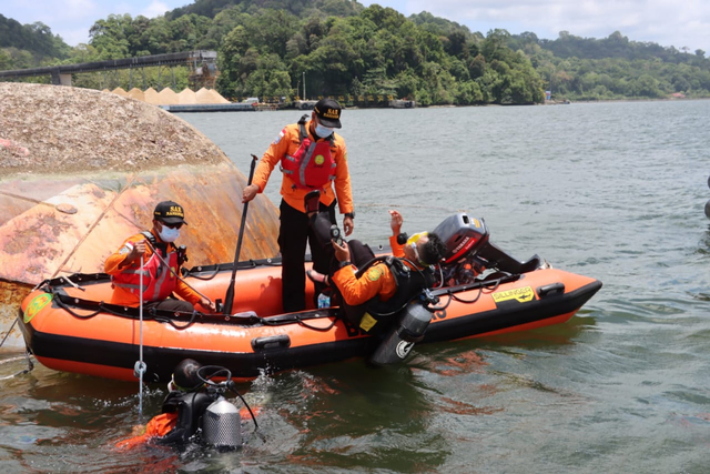 Tim SAR melakukan penyelaman mencari dua penumpang KMP Pengayoman yang tenggelam. Foto: Dok. Istimewa