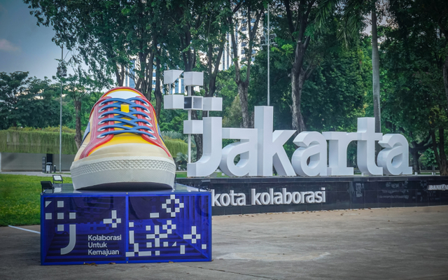 Instalasi raksasa berbentuk sepatu di kawasan Lapangan Banteng, Jakarta Pusat, Jumat (17/9). Foto: Iqbal Firdaus/kumparan