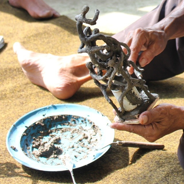 Membuat Patung dari Bubur Kertas. (Foto: https://flickr.com)