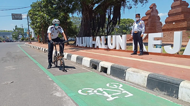 Kepala Dishub Kota Cirebon Andi Armawan mencoba jalur sepeda di Jalan Siliwangi.(Juan)