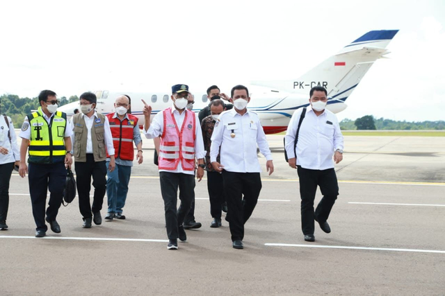 Gubernur Kepri, Ansar Ahmad bersama Menhub, Budi Karya Sumadi di Bandara Hang Nadim, Kota Batam. (Foto: Sutana/Batamnews)