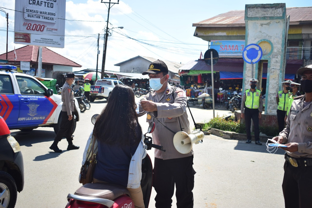 Polisi membagikan masker kepada warga. Foto: Dok. Polres Sekadau