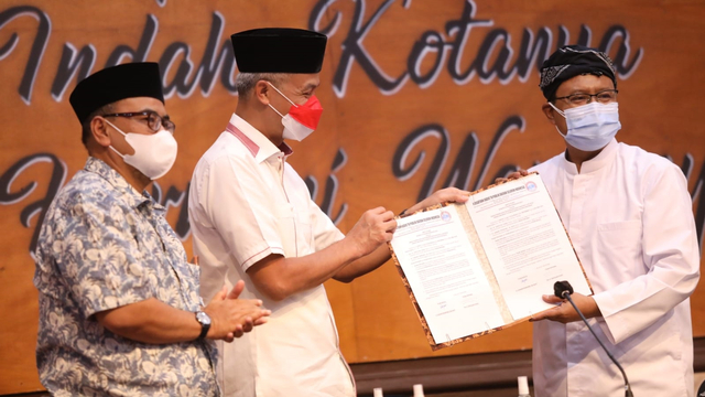 Penandatanganan serah terima jabatan Ketua Umum Indonesiapersada.id dari ketua Gus Ipul ke Gubernur Jateng Ganjar Pranowo di Pasuruan, Jawa Timur, Jumat (17/9/2021). Foto: Diskominfo Jateng