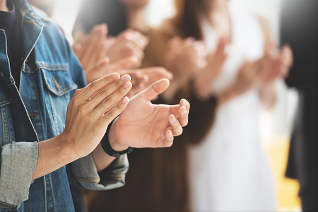 Perubahan energi gerak menjadi bunyi dapat diamati di lingkungan sekitar. Sumber: iStock.com