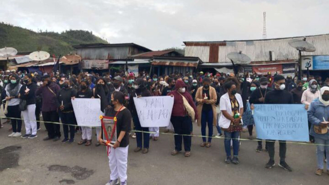 IDI Papua bersama dengan 250 tenaga kesehatan menggelar aksi long march minta perlindungan terhadap nakes. Foto: Dok. IDI Papua