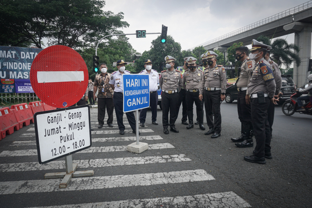 Petugas bertugas dalam penerapan aturan Ganjil Genap untuk pengunjung tempat wisata di Taman Mini Indonesia Indah (TMII) Jakarta, Jumat (17/9/2021). Foto: Iqbal Firdaus/kumparan