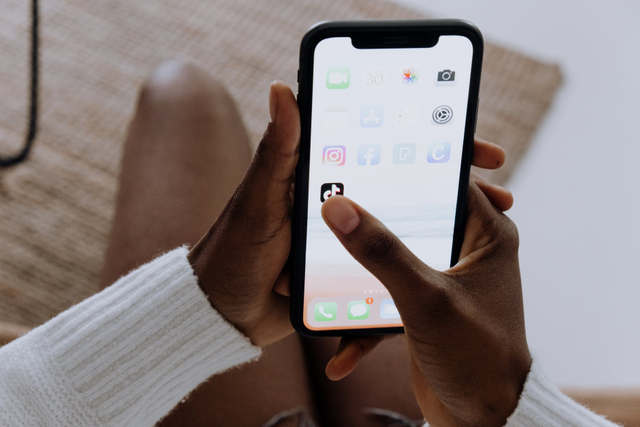 Ilustrasi membuka aplikasi TikTok. Sumber: Pexels