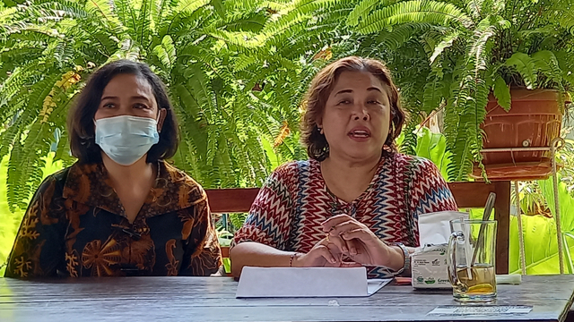 Dewi Kentjono Rini (kanan), ibunda Michelle Kuhnle. (FOTO: Agung Santoso)