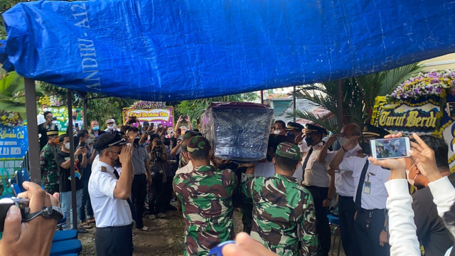 Jenazah Pilot Rimbun Air Kapten Mirza Tiba di Rumah Duka di Bogor (25477)