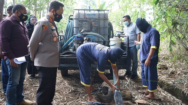 Polisi melakukan rekonstruksi kasus pembuangan limbah ciu ke Bengawan Solo.