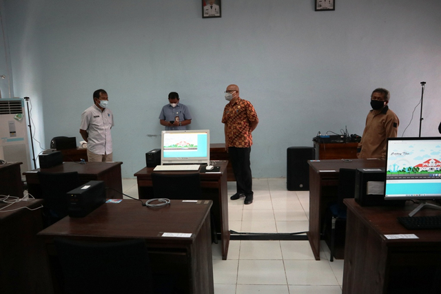 Sekda Kabupaten Belitung Timur, Ikhwan Fahrozi bersama pihak Kantor Regional VII BKN Palembang cek kesiapan ruangan Seleksi Kemampuan Dasar (SKD) CPNS dan PPPK non guru Kabupaten Beltim tahun 2021.