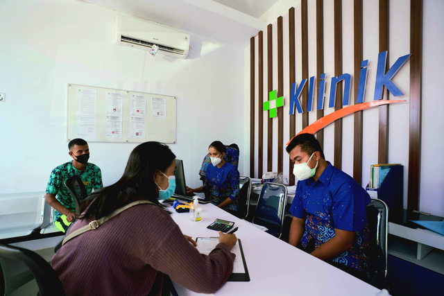 Tenaga kesehatan Klinik Pratama sedang melayani pasien di Klinik Pratama Labuan Bajo di Manggarai Barat, NTT, pada Selasa (14/9). PT Kimia Farma Diagnostika membuka Klinik Pratama Labuan Bajo untuk memberikan pelayanan kesehatan kepada masyarakat di Manggarai Barat dan wisatawan untuk memulihkan pariwisata di Labuan Bajo. Foto: Kimia Farma.