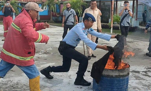 Kepala Lapas Tobelo memadamkan api dengan cara tradisional. Foto: Istimewa