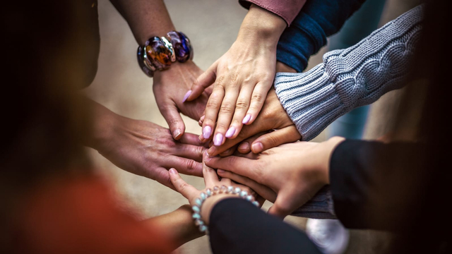 sumber : https://pixabay.com/id/photos/tim-persahabatan-kelompok-tangan-4529717/