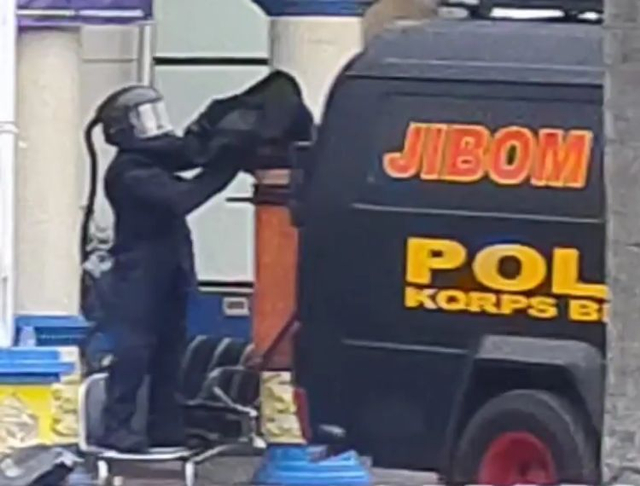 Tim Jibom Brimob Singkawang mengamankan benda mencurigakan dari kantor pelayanan Pajak Kota Singkawang. Foto: Dok Hi!Pontianak