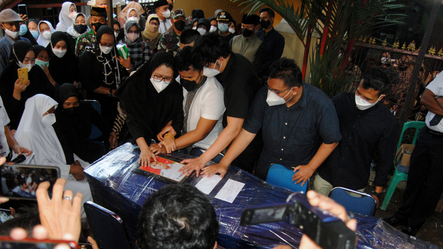 Foto: Isak Tangis Iringi Kedatangan Jenazah Pilot Rimbun Air Kapten Mirza (52705)